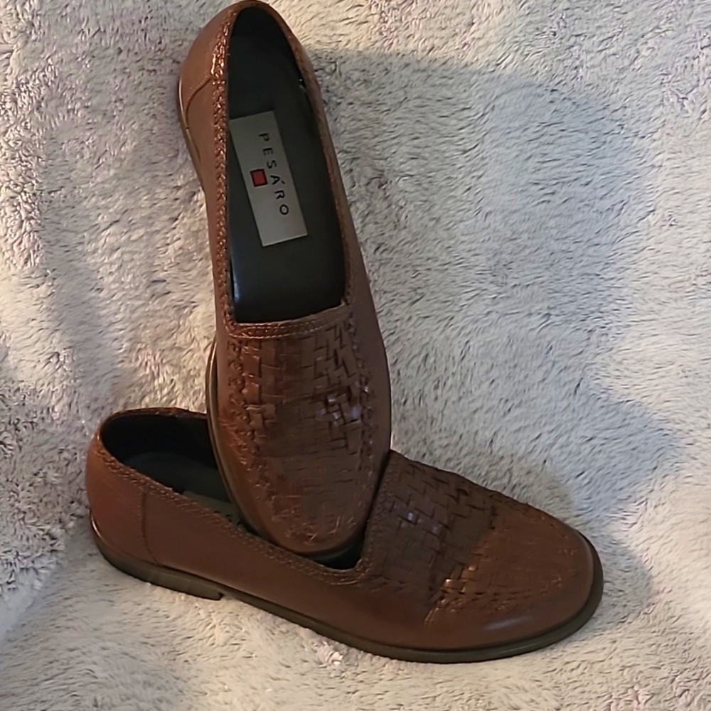 PESARO dark tan flats, sz 5.5. Leather.  Great condition!